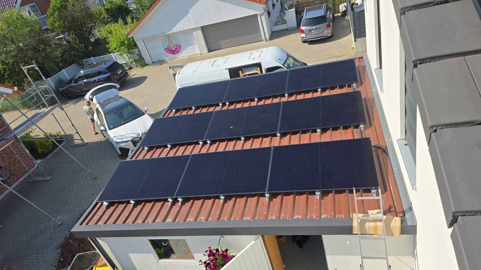 Solaranlage in Montage, Vogelperspektive