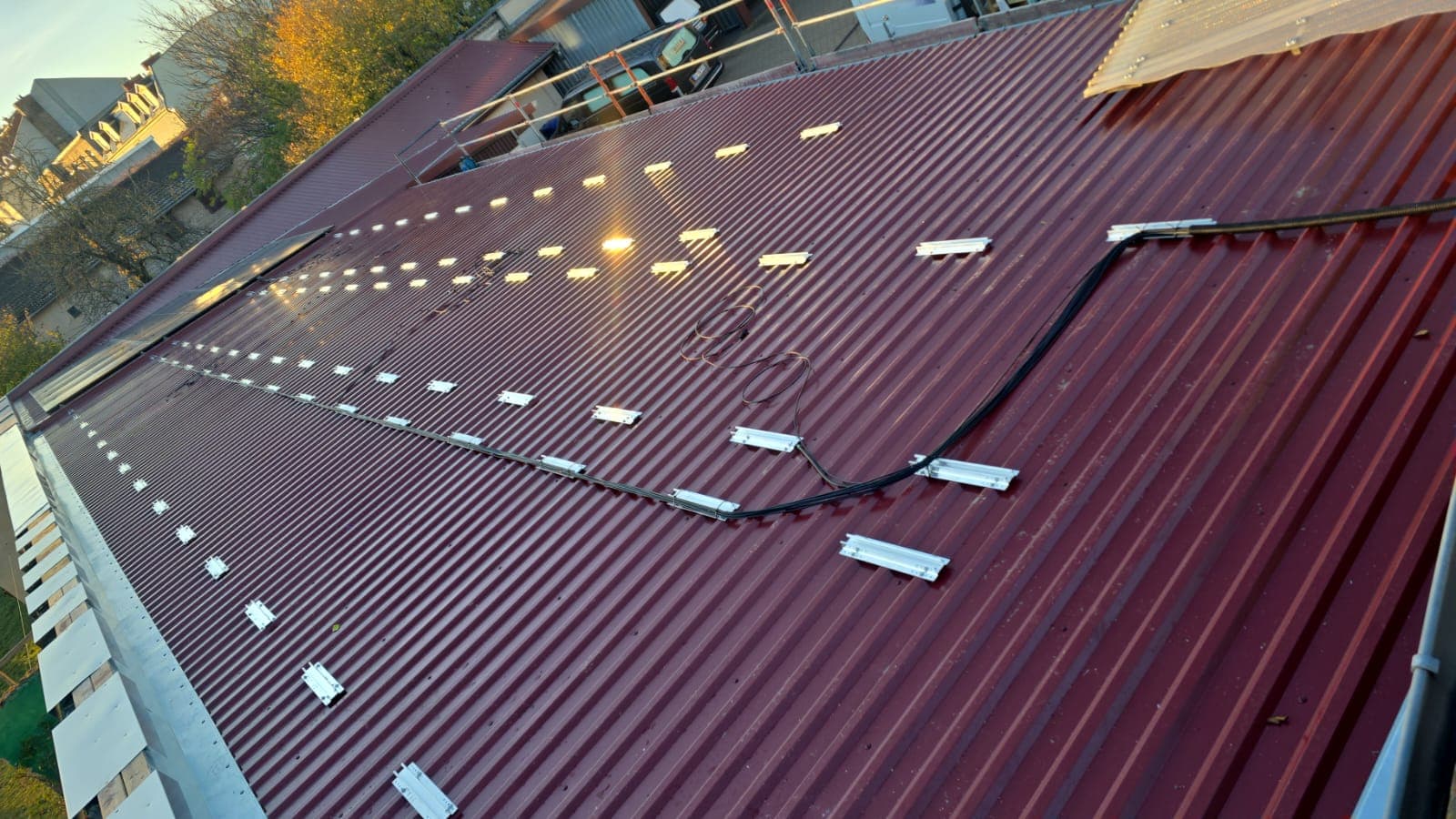 Montage von Solarmodulen auf Gewerbedach — SGR-Service Crew