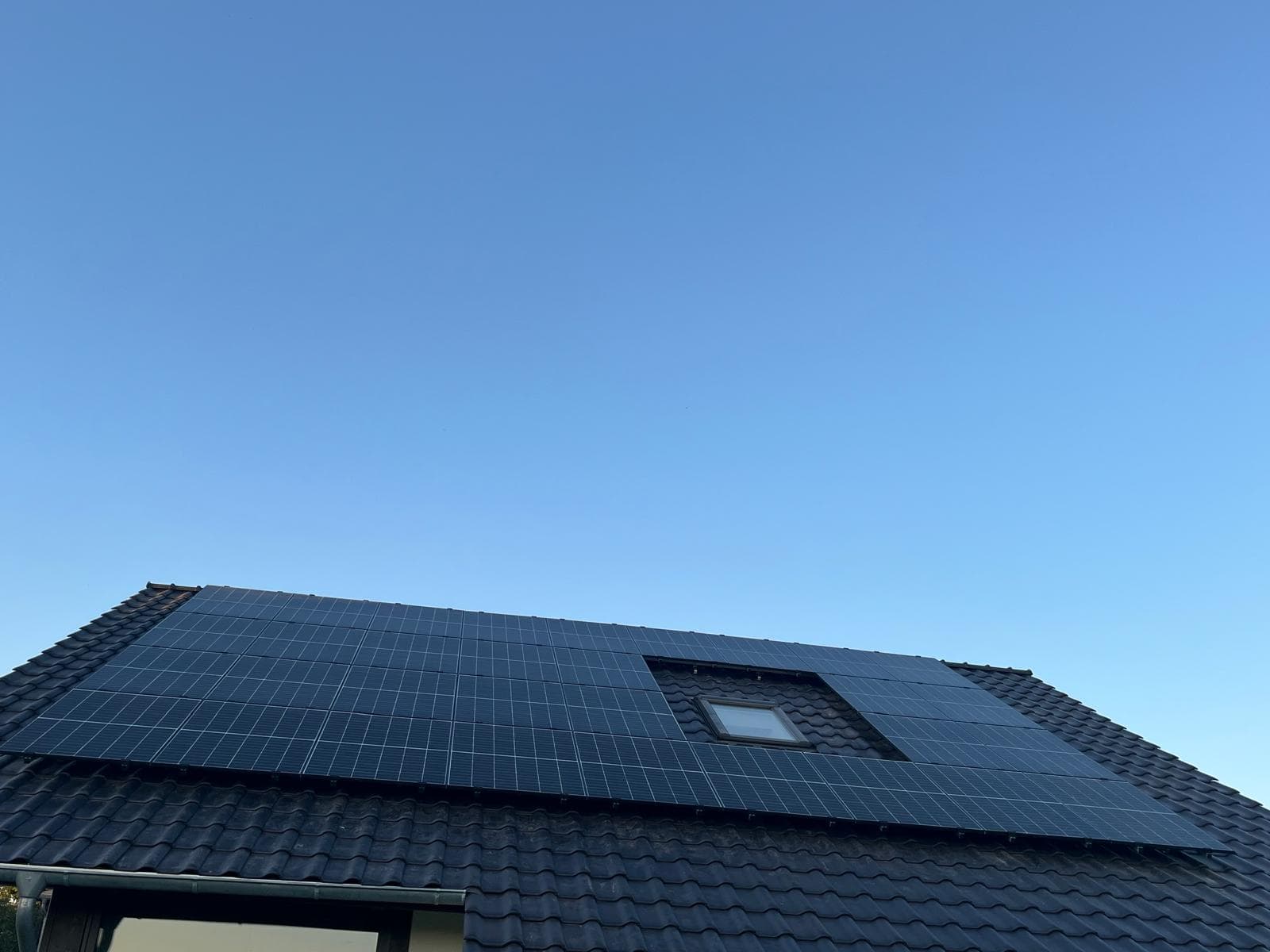 Monteure installieren Solarmodule auf einem Dach