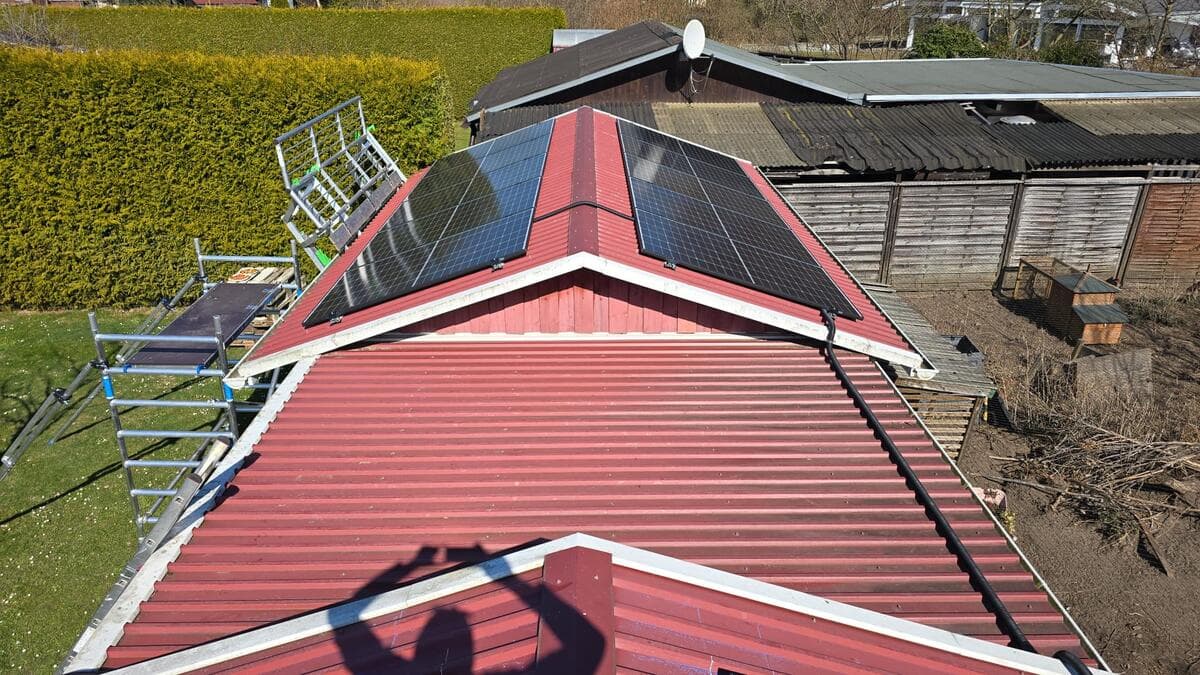 Fertig installierte Solarmodule auf Wohngebäude