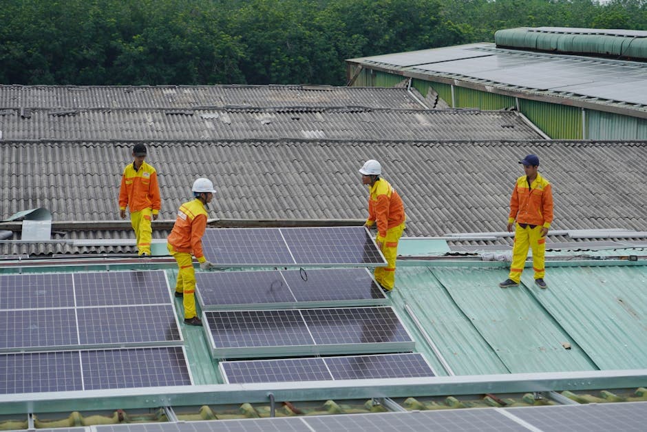 SGR-Crew montiert PV-Module auf einem Berliner Wohnhausdach